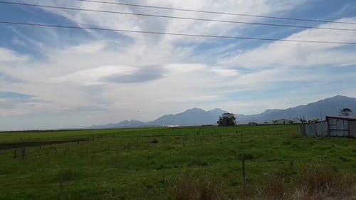 廣闊的農田上空的烏雲