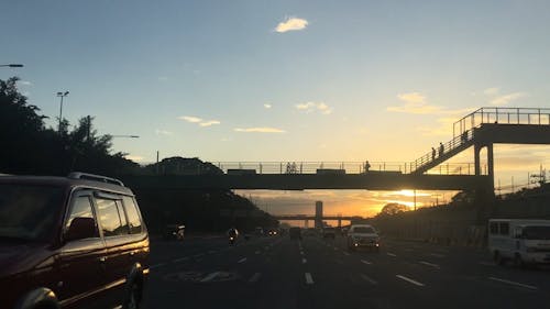 Vehículos En La Carretera Con Vista Al Atardecer