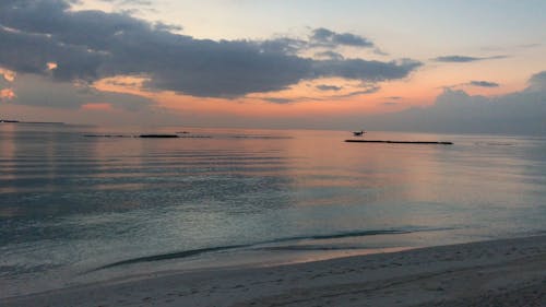 Spokojna Plaża Z Widokiem Na Zachód Słońca