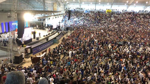 Толпа людей на молитвенном собрании
