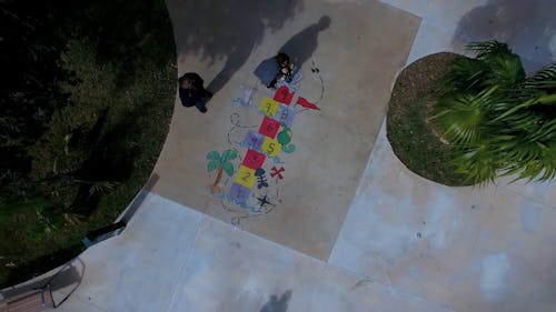 Drone Vista De Gente Jugando En El Parque