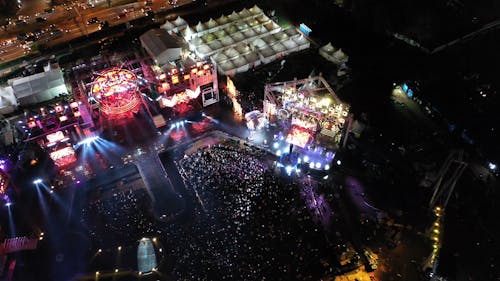 Вид с воздуха на людей, смотрящих концерт