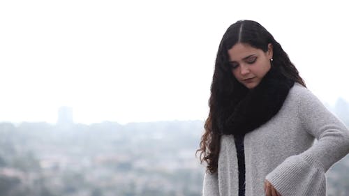 Mujer Anunciando Un Perfume