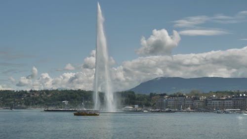 Jet d'Eau Fountain Geneva - Passing boat