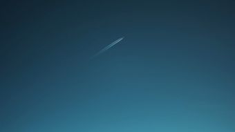 一颗人造卫星划过天际视频素材