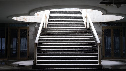 雪落在建筑物的开放空间