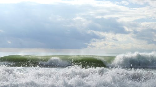 海浪冲到岸边