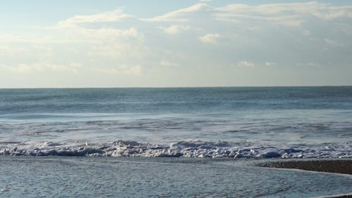 Vista Della Spiaggia Con Enormi Onde