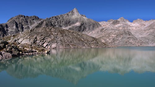 Vedretta lake, the lake that changes color with the silt of the glacier - 4K