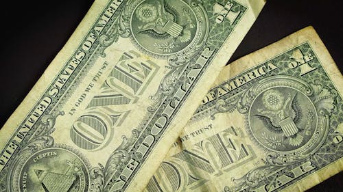 Vista Ravvicinata Di Banconote Da Un Dollaro E Monete