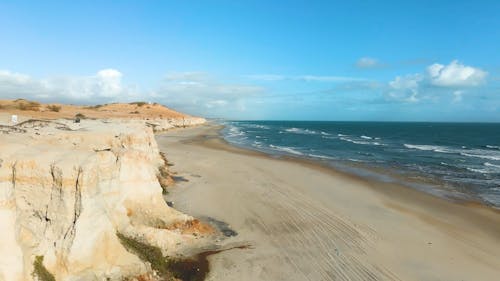 Vista da praia com céu azul