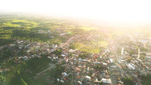 Vista de uma pequena cidade ao por do sol