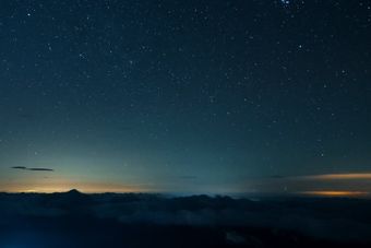 星轨延长，同时一颗人造卫星划过天际视频素材