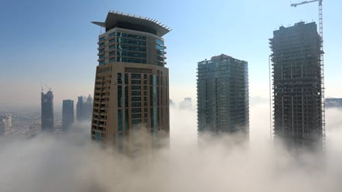 Вид на здания в туманной атмосфере