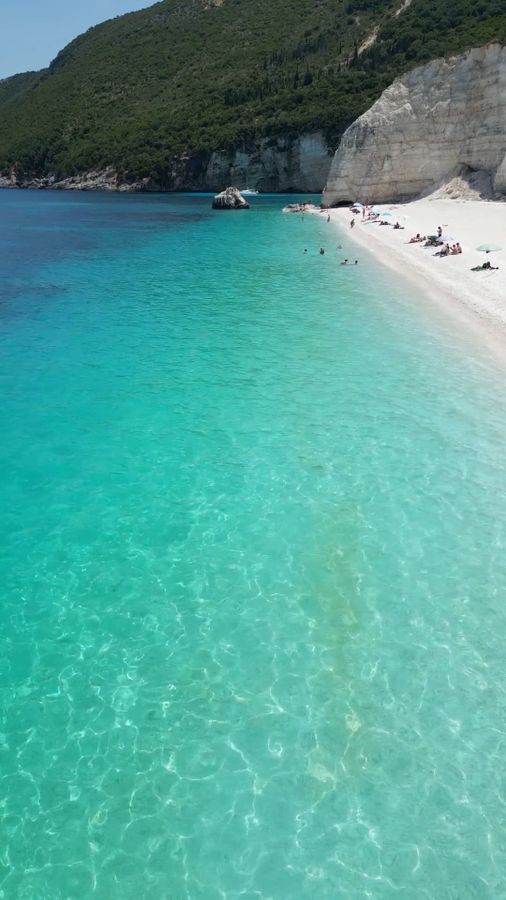 Fteri Beach na Kefalonii – turkusowa woda i białe klify