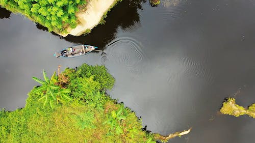 Вид с воздуха на парусную лодку