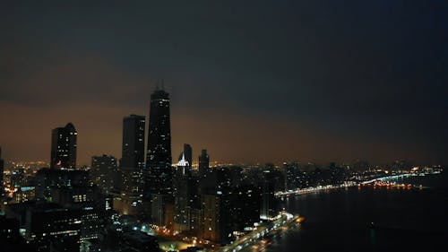 Vista Panorámica De Una Ciudad De Noche
