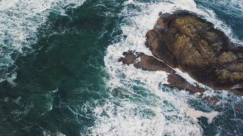 海浪在一塊大岩石上撞擊