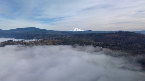 Un Bellissimo Paesaggio Con Una Montagna Innevata