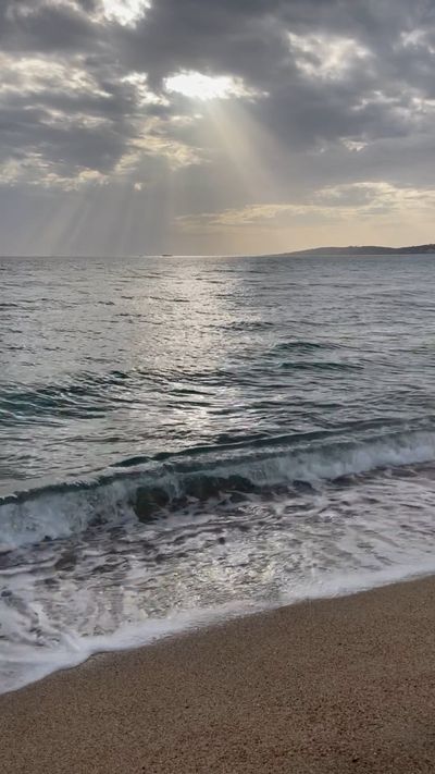 Petra Nesti's ocean waves sunset video