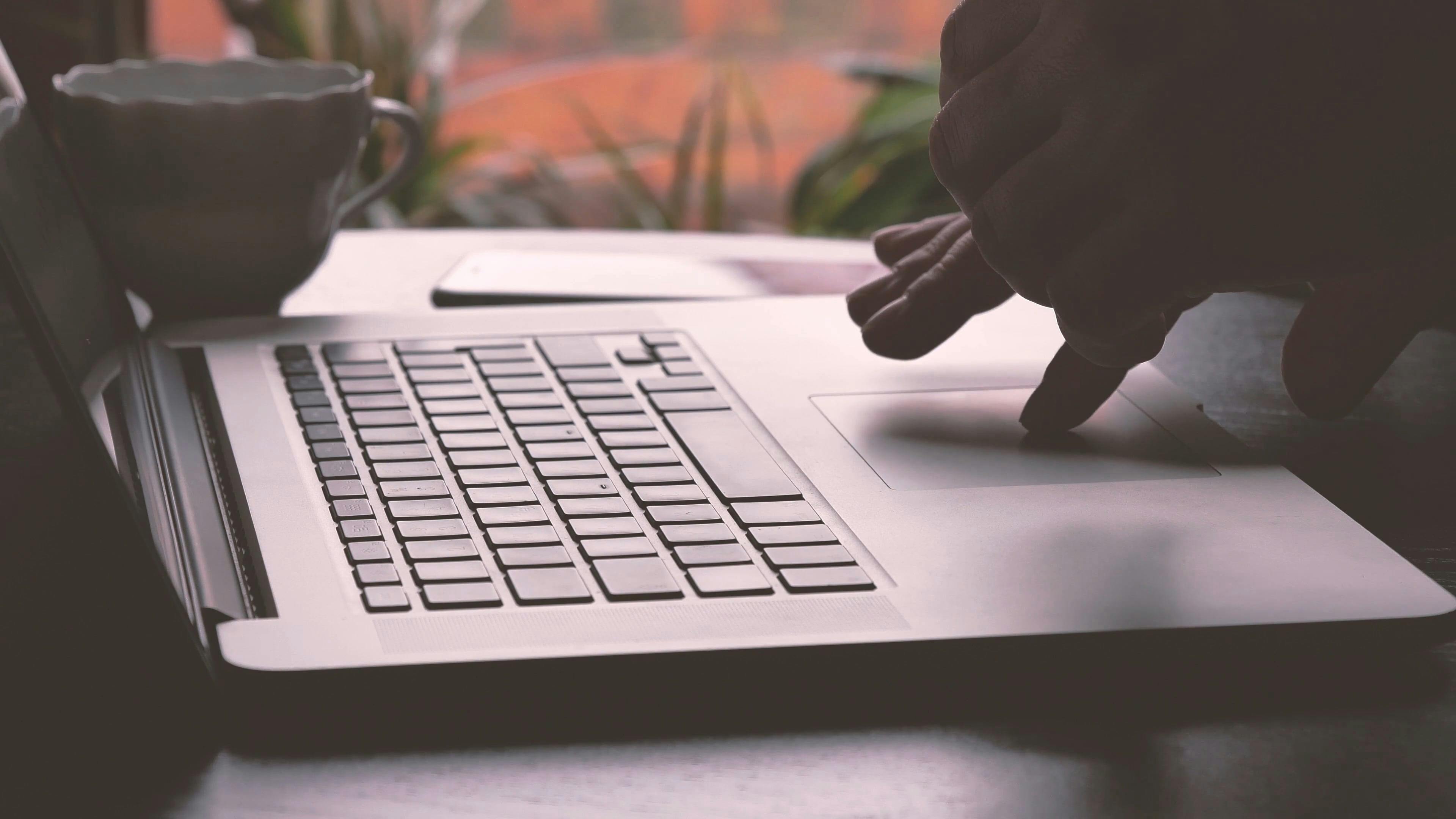 Người Làm Việc Trên Máy Tính Xách Tay Của Mình · Kho video miễn phí