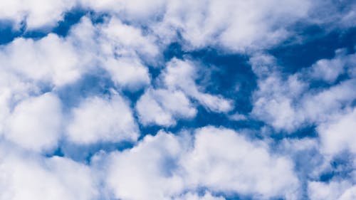 Hãy chiêm ngưỡng vẻ đẹp thần tiên của những đám mây trôi qua trên bầu trời, tạo nên một khung cảnh hoàn hảo cho mọi bức ảnh. Xem ngay hình ảnh liên quan để thấy sự tuyệt vời của thiên nhiên.
