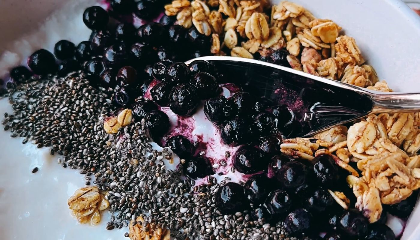 healthy grilled bananas — A bowl of yogurt with granola and berries. Photo: Pexels