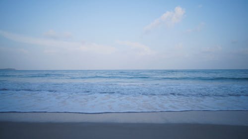 Gelombang Laut Bergegas Ke Pantai