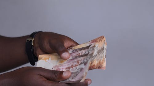 Counting Kenyan shillings