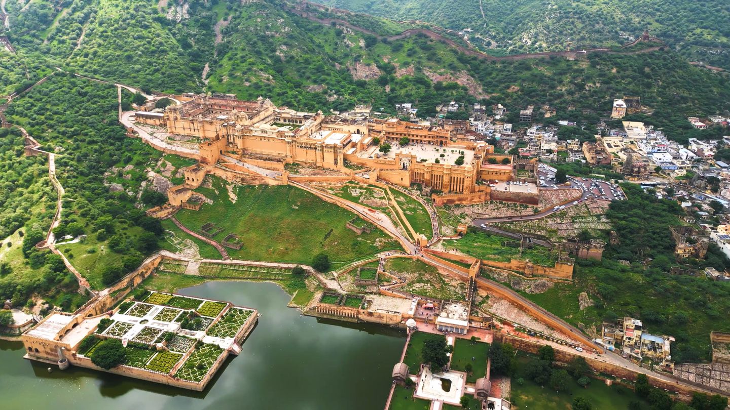 Vista aérea del Fuerte Amber, sus jardines y el lago Maota en Jaipur, India.