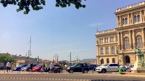 建物の近くの駐車中の車