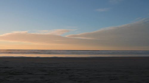 Mężczyzna Idący Samotnie Na Plaży