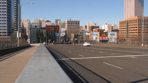 街の景色と道路上の車両