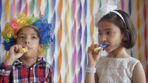 Video En Cámara Lenta De Niños Divirtiéndose En Una Fiesta