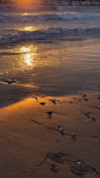 Esra Afşar's ocean waves sunset video