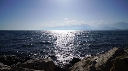Вид на море с солнечным лучом