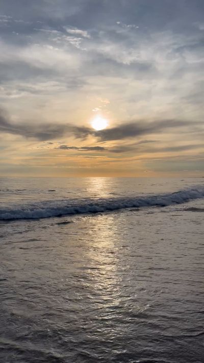Enes Albayrak's ocean waves sunset video