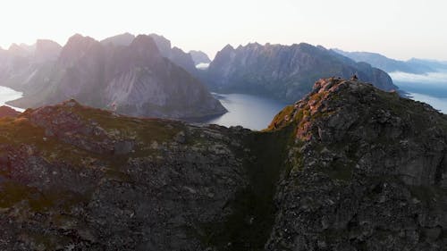 Reinebringen au drone, vue sur la ville de reine en norvége lofoten