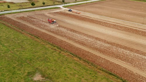 トラクターによる土地の耕作