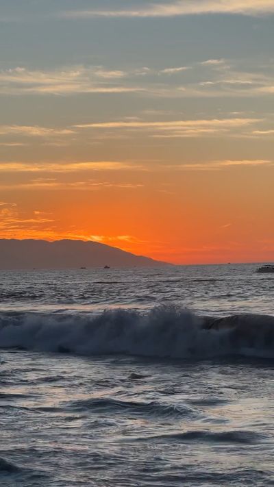 Ulises Peña's ocean waves sunset video