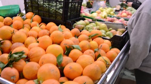 人们在市场上购买水果和蔬菜