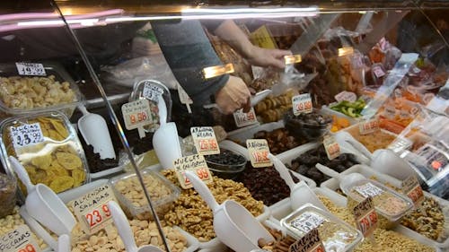 Variedade De Alimentos Em Exposição Em Um Supermercado