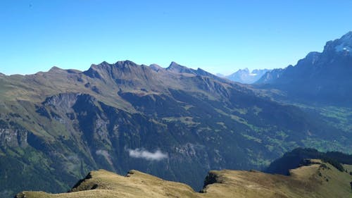 Berge Mit Schnee Unter Einem Blauen Himmel