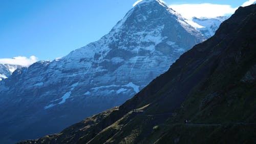 Uitzicht Op Een Besneeuwde Berg Onder Blauwe Hemel