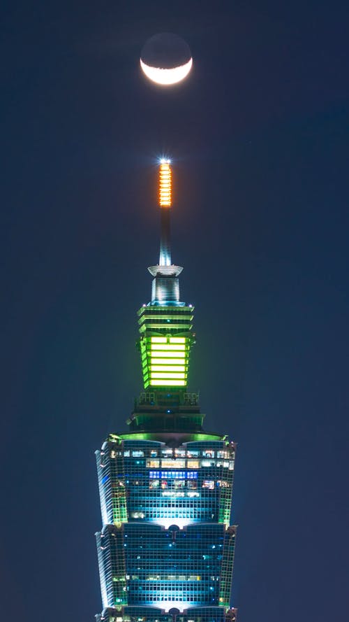 Taipei 101 and the moon