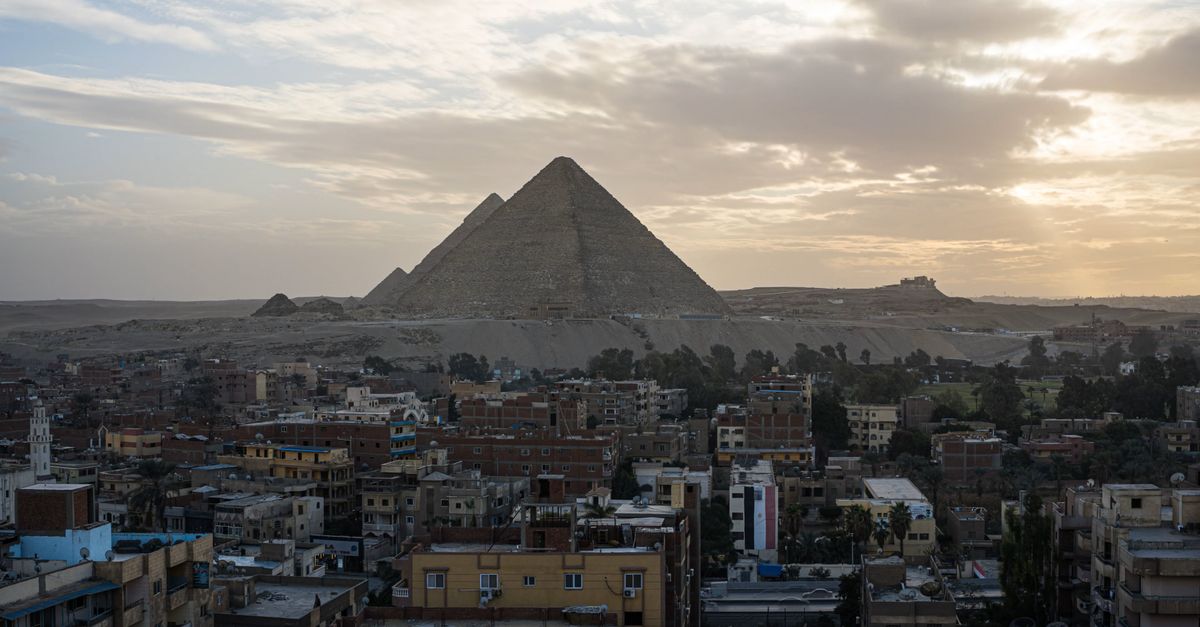 Great Pyramids of Giza Cairo Queops Khufu, Quefren and Menkaure ...
