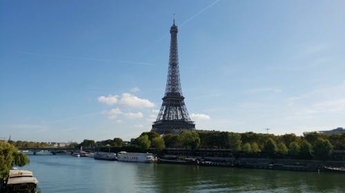 Uma Torre Ao Lado De Um Rio