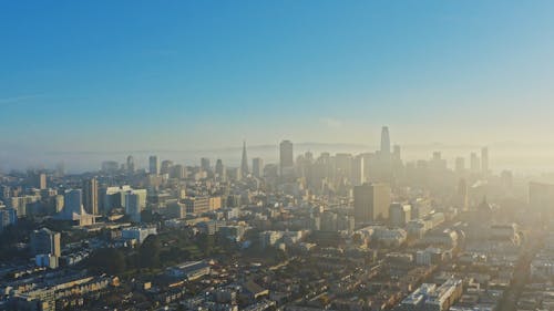 有雾的城市鸟瞰图