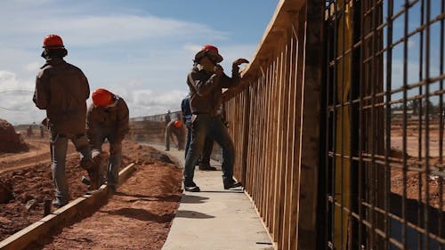 Travailleurs De La Construction Faisant La Route