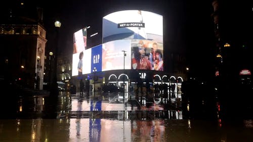 Verlichte Billboard In Het Zakelijke Centrum Van De Stad